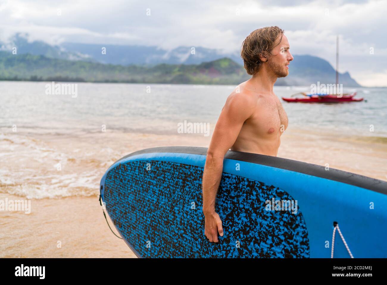 Paddleboard homme qui va paddleboard sur la plage de l'océan d'hawaï. Montez à bord de paddle-boarding dans l'île d'hawaï en été. Banque D'Images