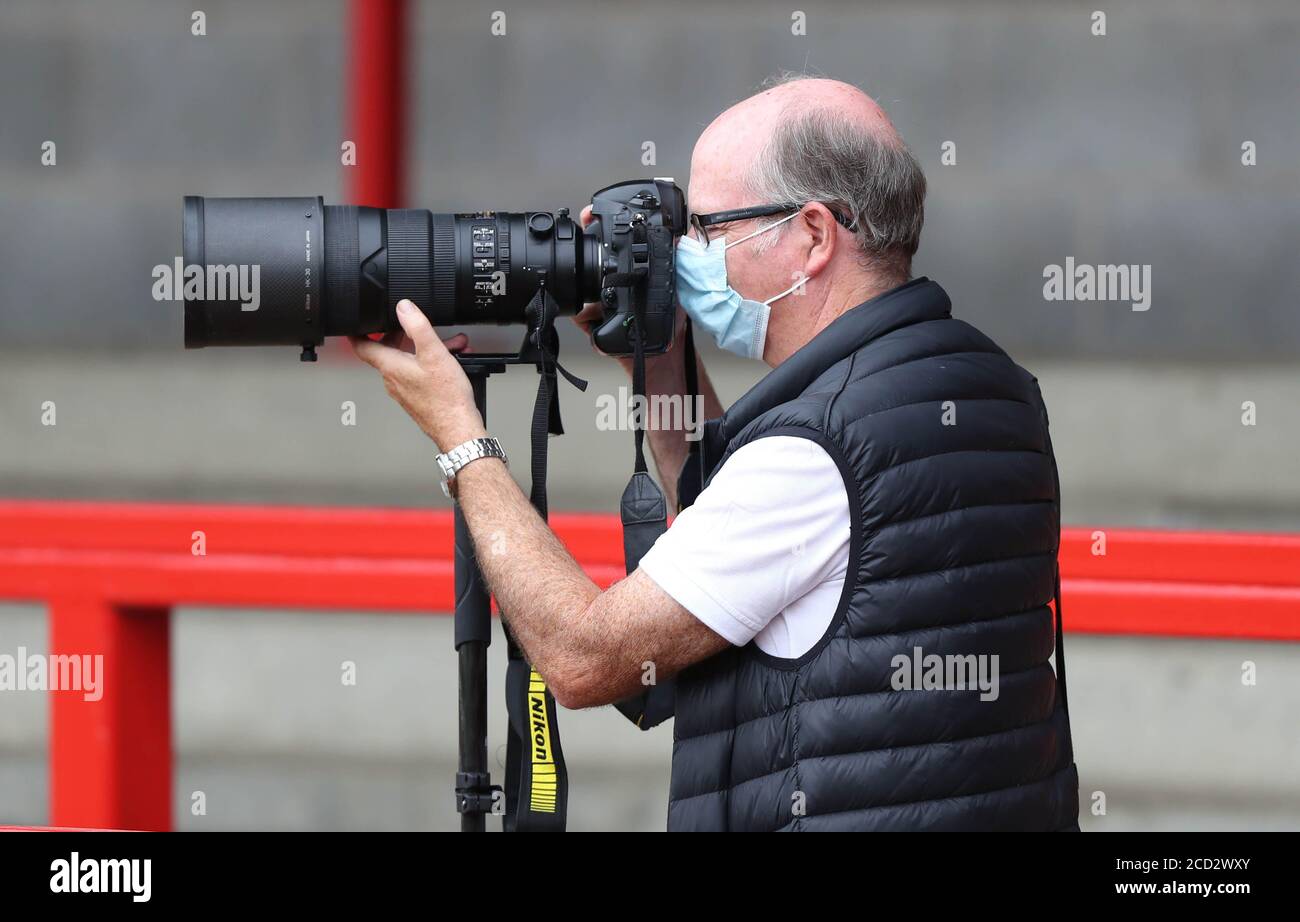 Le photographe de sport Simon Dack au travail pendant la pandémie du coronavirus, portant un masque facial à Crawley Town v Crystal Palace au stade de la pension du peuple. Crédit: James Boardman Banque D'Images