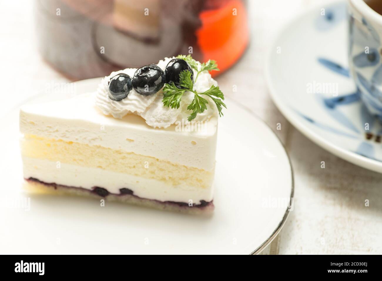 Gâteau aux myrtilles et thé sur la table Banque D'Images