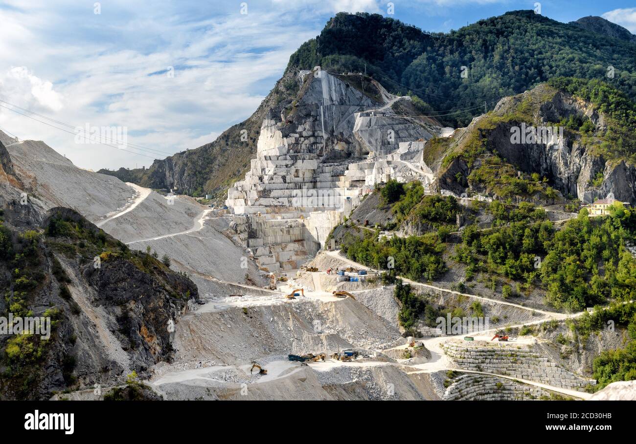 Vue panoramique sur le paysage de la carrière de marbre de Carrara montrant les montagnes excavées et les terrasses de pierre blanche, Toscane, Italie Banque D'Images
