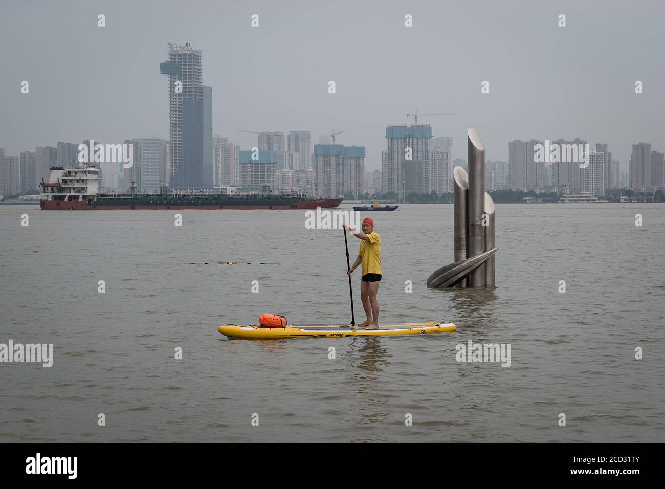 Un personnel de travail fait une fête en kayak dans le parc Jiangtan inondé par l'eau montante du fleuve Yangtze dans la ville de Wuhan, province de Hubei, au sud de la Chine, en 11 Banque D'Images