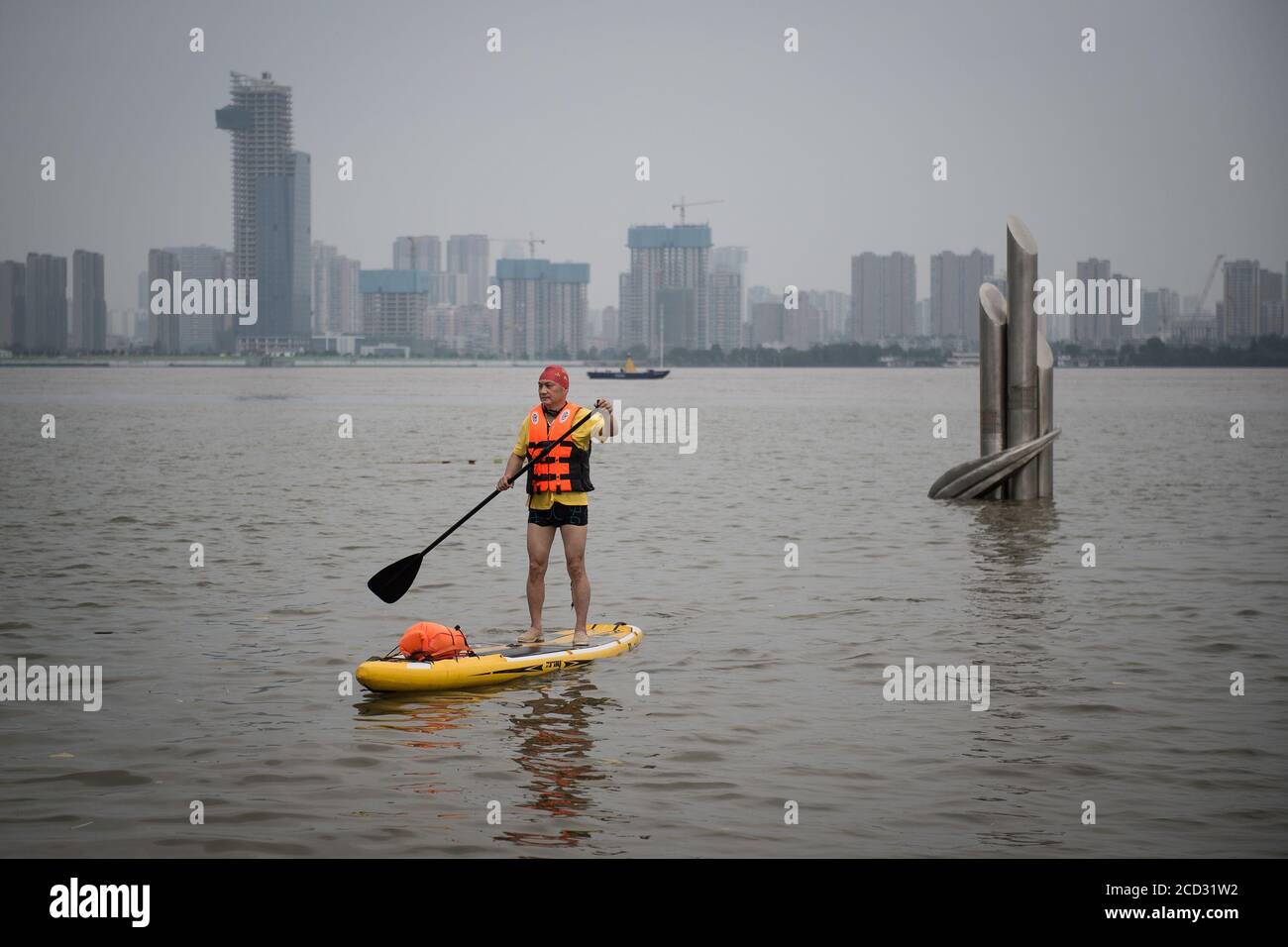 Un personnel de travail fait une fête en kayak dans le parc Jiangtan inondé par l'eau montante du fleuve Yangtze dans la ville de Wuhan, province de Hubei, au sud de la Chine, en 11 Banque D'Images