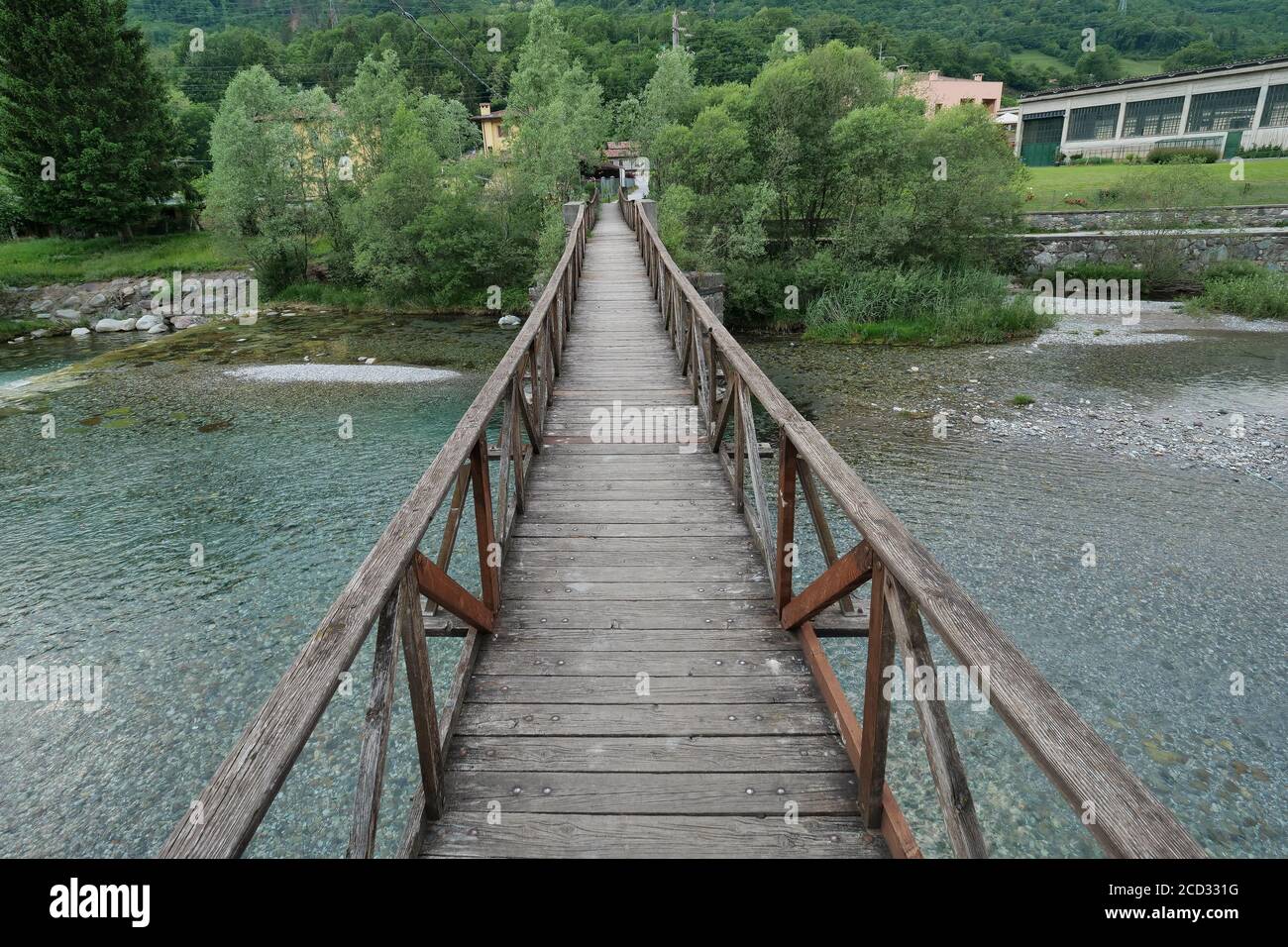 Pont en bois Souspended sur la rivière Serio à Villa d'Ogna, Bergame. Banque D'Images