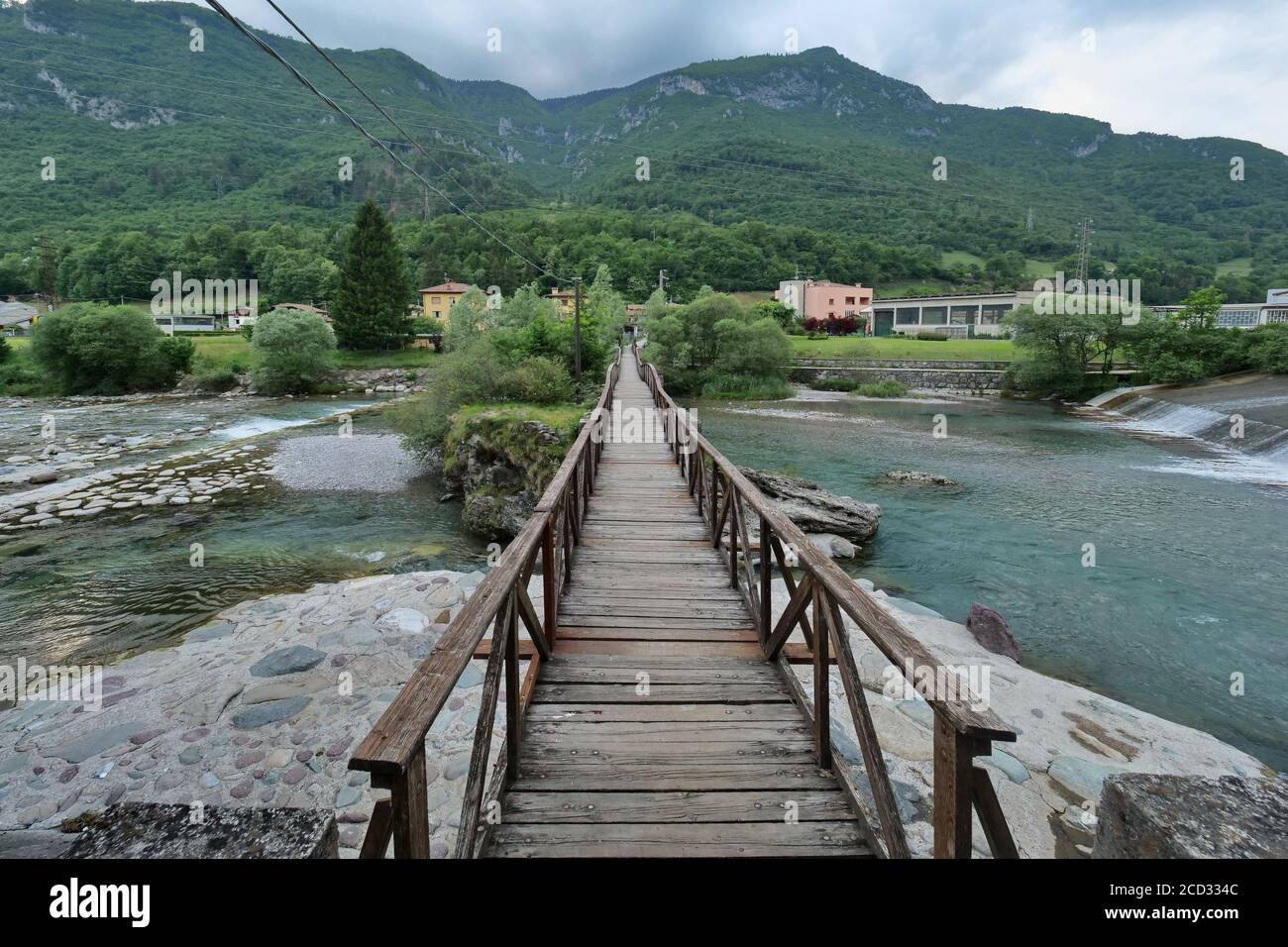 Pont en bois Souspended sur la rivière Serio à Villa d'Ogna, Bergame. Banque D'Images