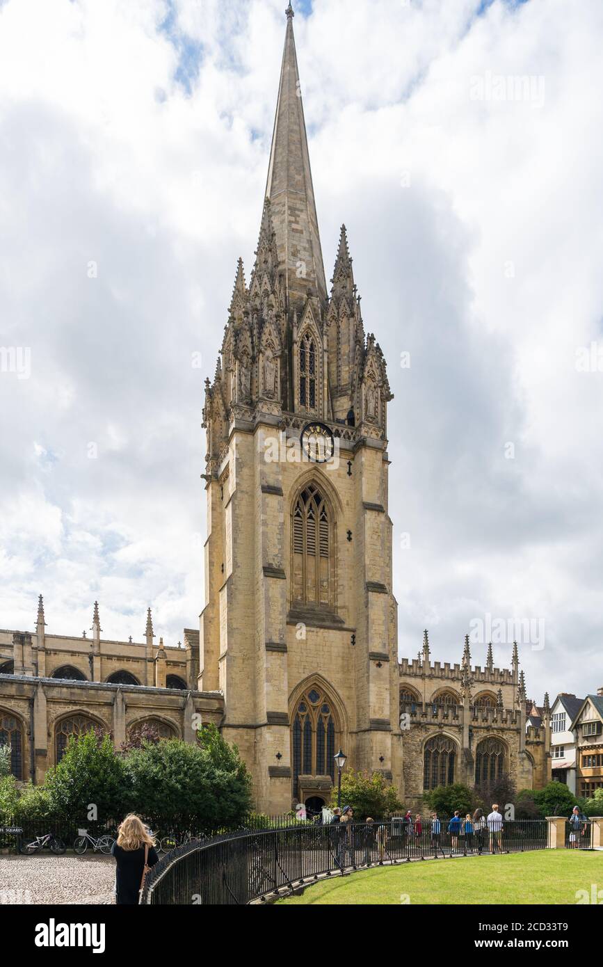 Les gens de la place Radcliffe à l'église de l'université de Sainte-Marie-la-Vierge, Oxford, Angleterre, Royaume-Uni. Banque D'Images