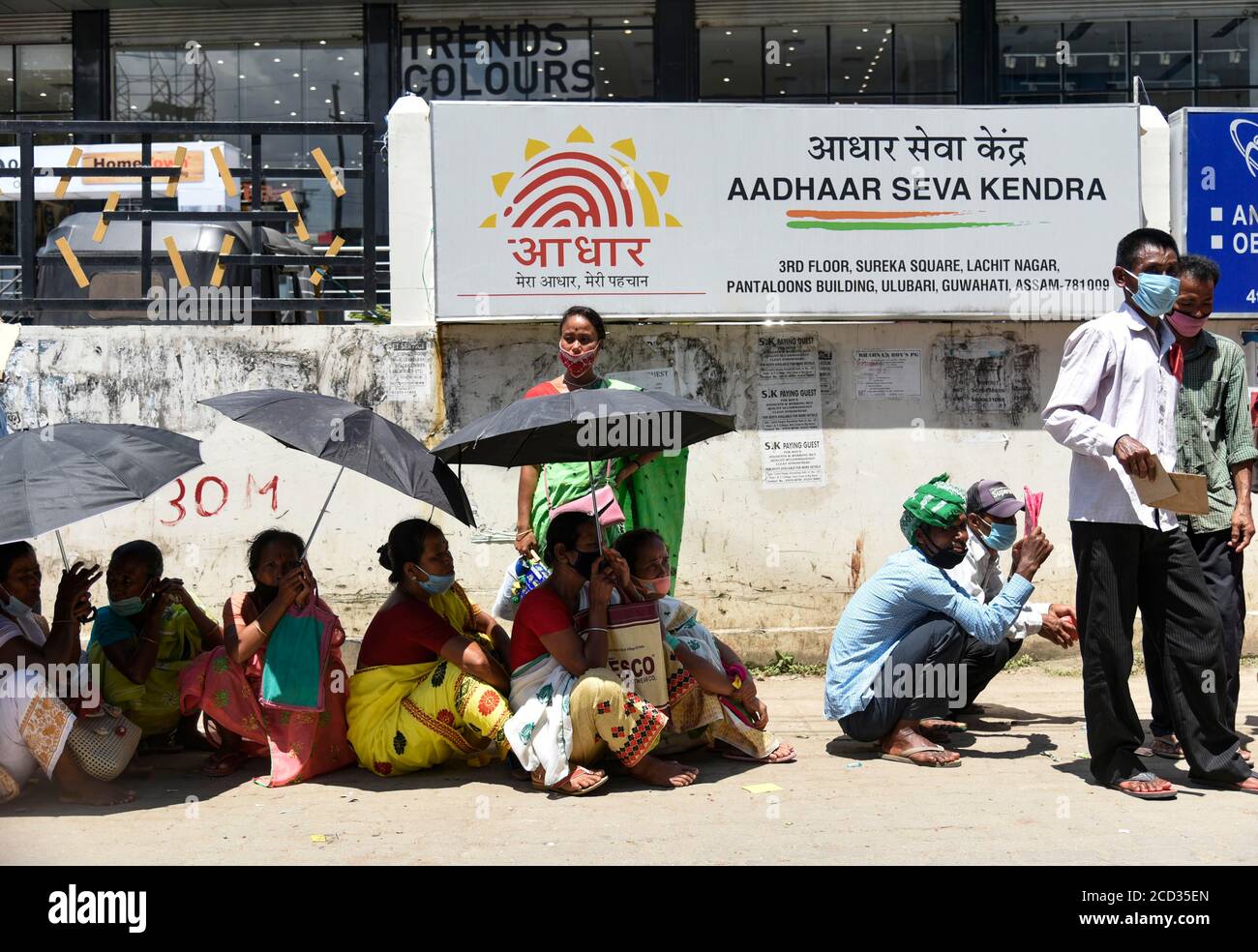 Guwahati, Assam, Inde. 25 août 2020. Les gens flirtent avec les normes de distanciation sociale alors qu'ils se trouvent dans une file d'attente pour s'inscrire aux cartes d'Aadhar, dans le contexte de la pandémie de coronavirus COVID-19 en cours, à Guwahati. Crédit : David Talukdar/ZUMA Wire/Alay Live News Banque D'Images