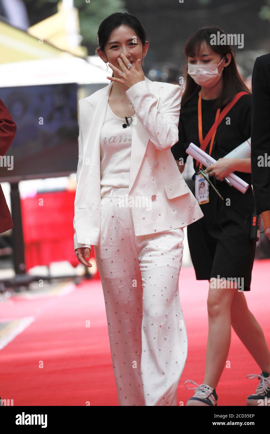 L'animateur, la chanteuse et actrice chinoise Xie Na, également connue sous le nom de 'Nana', participe à l'enregistrement final du spectacle de comédie 'Pretty Smile', en s'habillant dans une pure sui blanche Banque D'Images