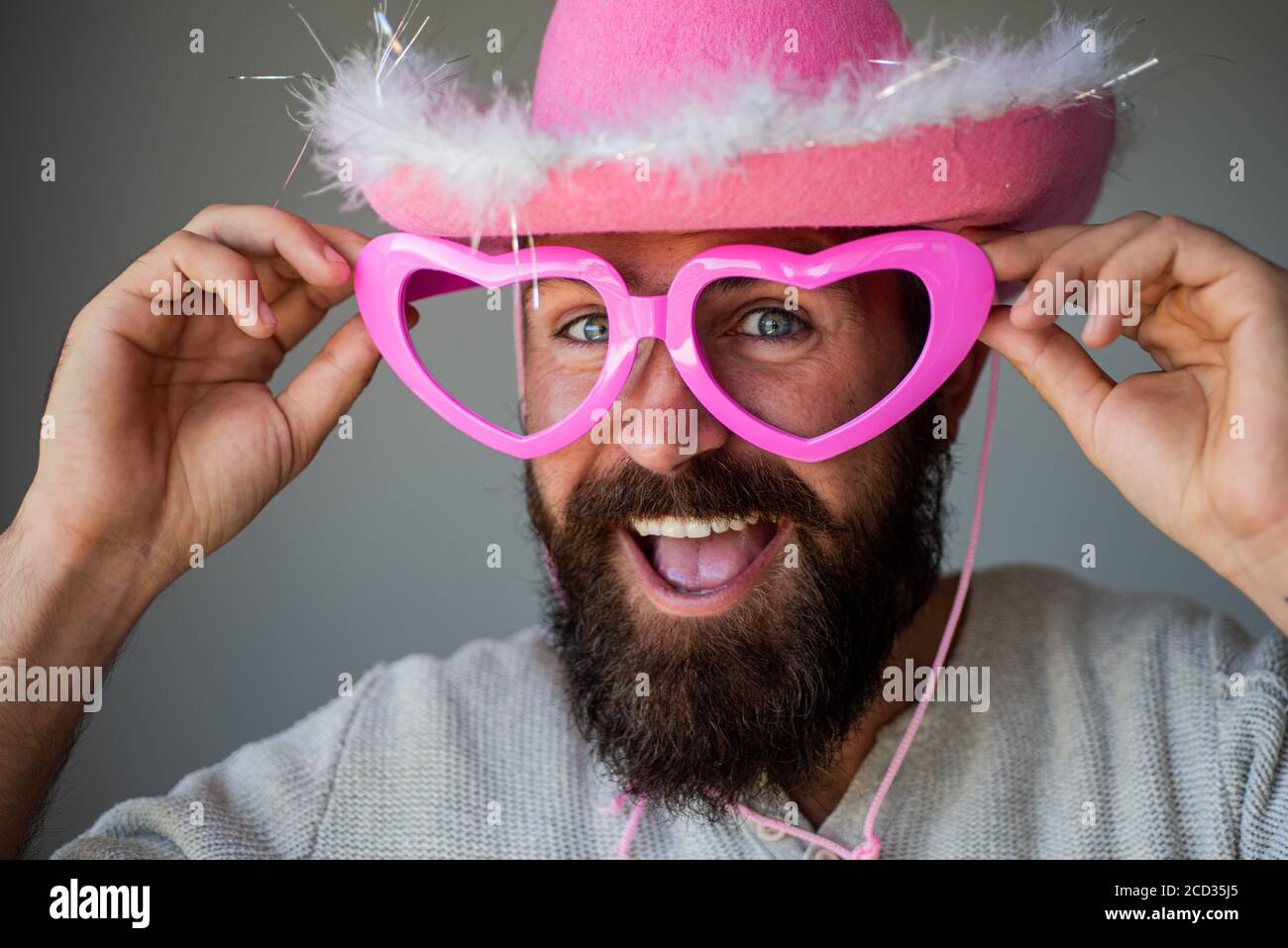 Cowboy amusant. Joyeux homme avec des lunettes roses droles sourire visage gros plan. Jeune homme souriant et charmant. Expressions et emotions positives du visage humain Photo Stock Alamy