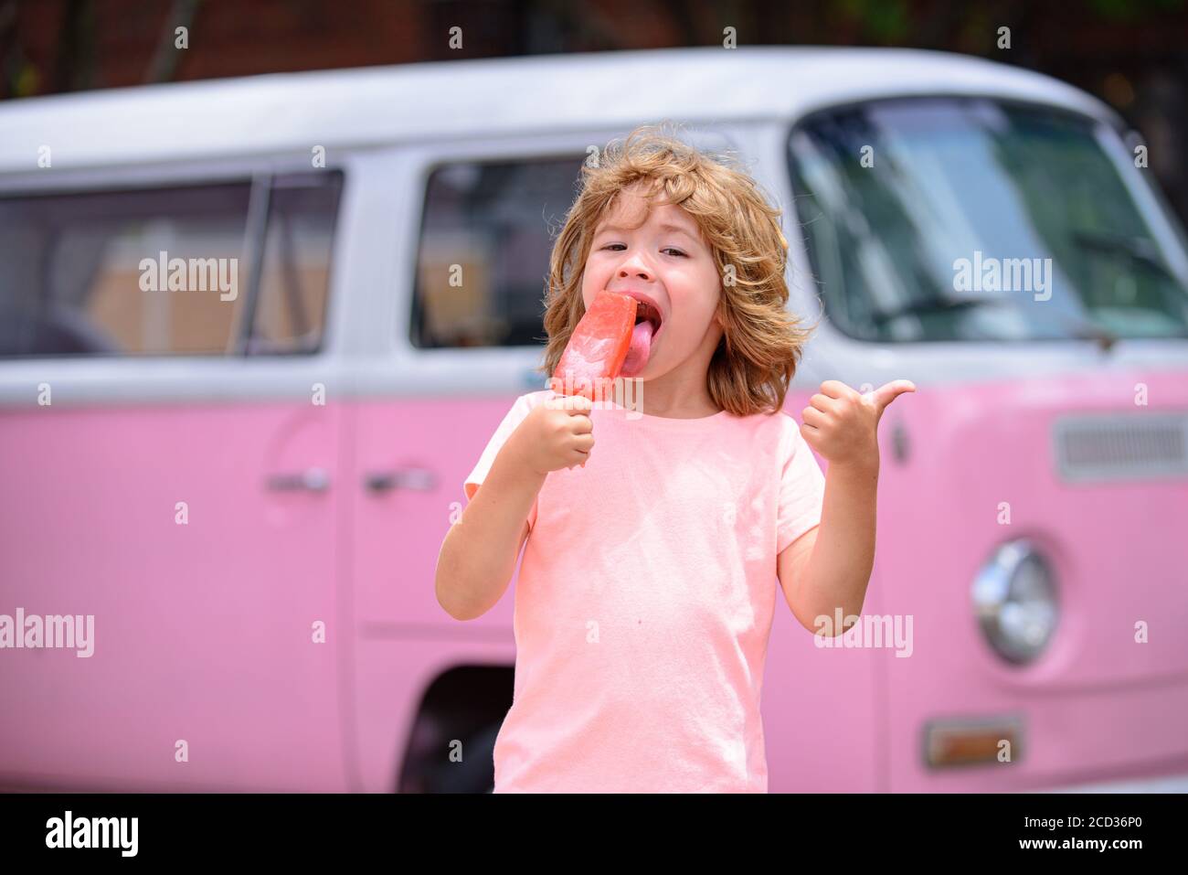 Enfants Avec De La Creme Glacee Enfant Qui Mange De La Creme Glacee Sur Fond De Mur Rose Un Petit Garcon Tient De La Glace Et Semble Heureux Et Surpris Photo Stock