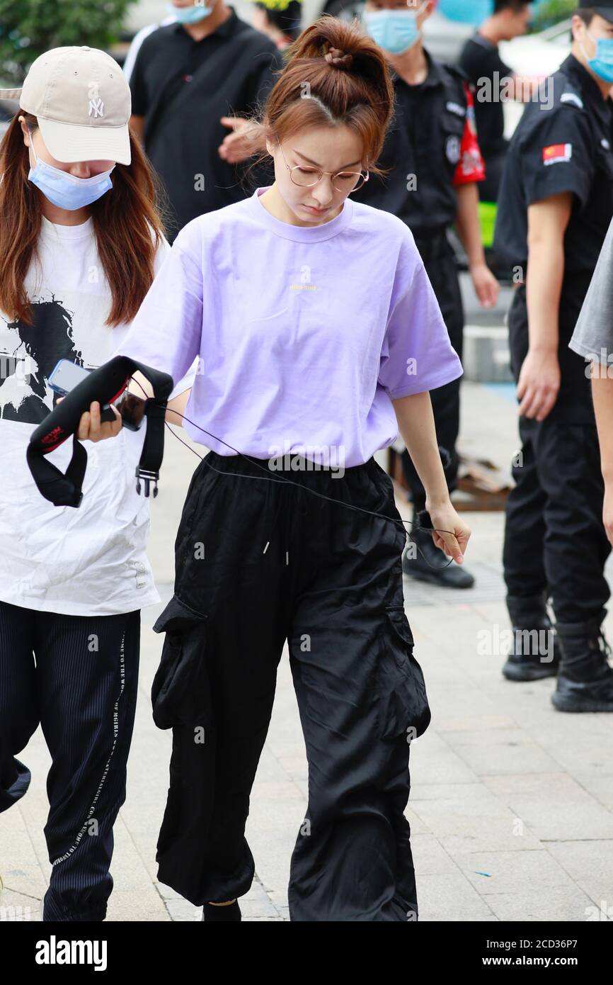 L'animateur et actrice chinois Wu Xin est vu en T-shirt violet lors de l'enregistrement d'un spectacle de variétés, ville de Changsha, province du Hunan en Chine centrale, 13 juillet 2 Banque D'Images