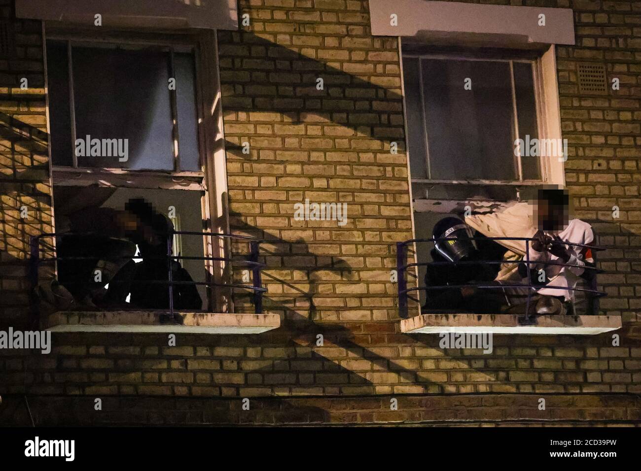 VISAGES PIXÉLISÉS PAR PA PICTURE LES occupants DU PA PICTURE DESK tentent de s'échapper des locaux tandis que les policiers du Metropolitan RAID sur une propriété sur York Way à Londres, car ils ciblent les « anciens » ou les « hauts » dans une bande criminelle du nord de Londres. Banque D'Images