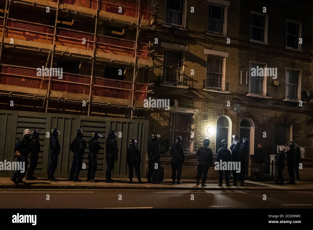 Les policiers de la police métropolitaine lors d'un raid sur une propriété sur York Way à Londres, car ils ciblent les « anciens » ou les « hauts » dans une bande criminelle du nord de Londres. Banque D'Images