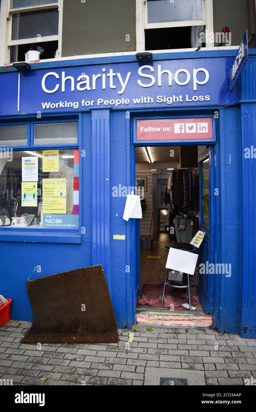 Nettoyer après l'inondation de la tempête Francis a laissé des dégâts à Bantry, West Cork, Irlande. Banque D'Images