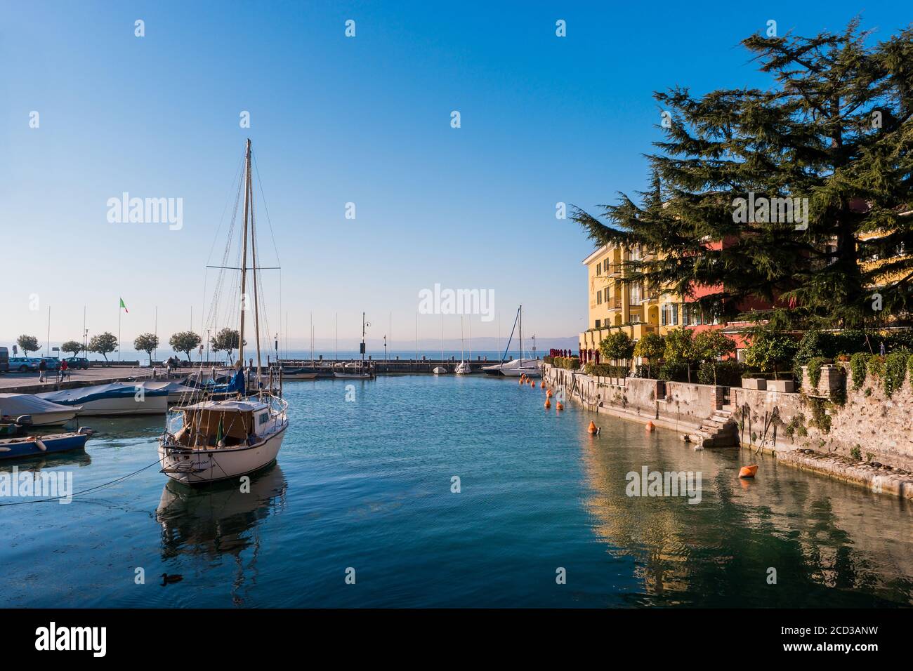 Petit port touristique avec bateaux privés sur le lac de Garde, Sirmione, Brescia, Italie. Banque D'Images