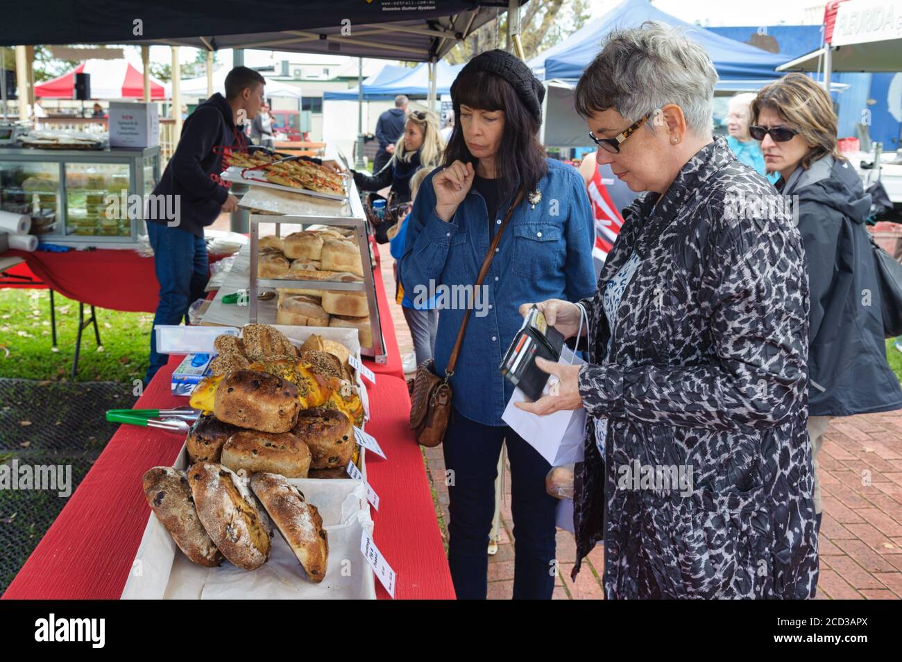 Deux amis au Victor Harbor Farmer's Markets qui apprécient leur expérience de shopping et les produits locaux de la ville d'Australie méridionale. Banque D'Images