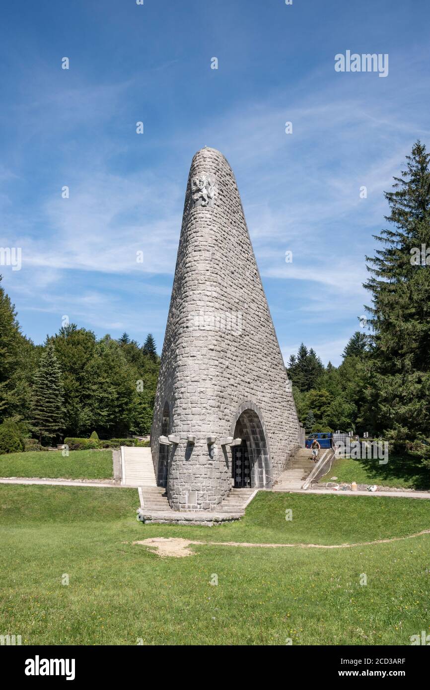 Le Mémorial et le cimetière de l'armée tchécoslovaque dans le col de Dukla - Monument de l'armée tchécoslovaque, derrière elle se trouve un cimetière. Banque D'Images