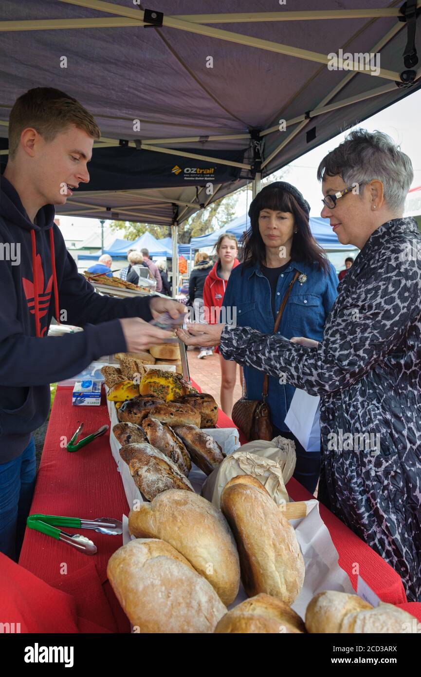 Deux amis au Victor Harbor Farmer's Markets qui apprécient leur expérience de shopping et les produits locaux de la ville d'Australie méridionale. Banque D'Images