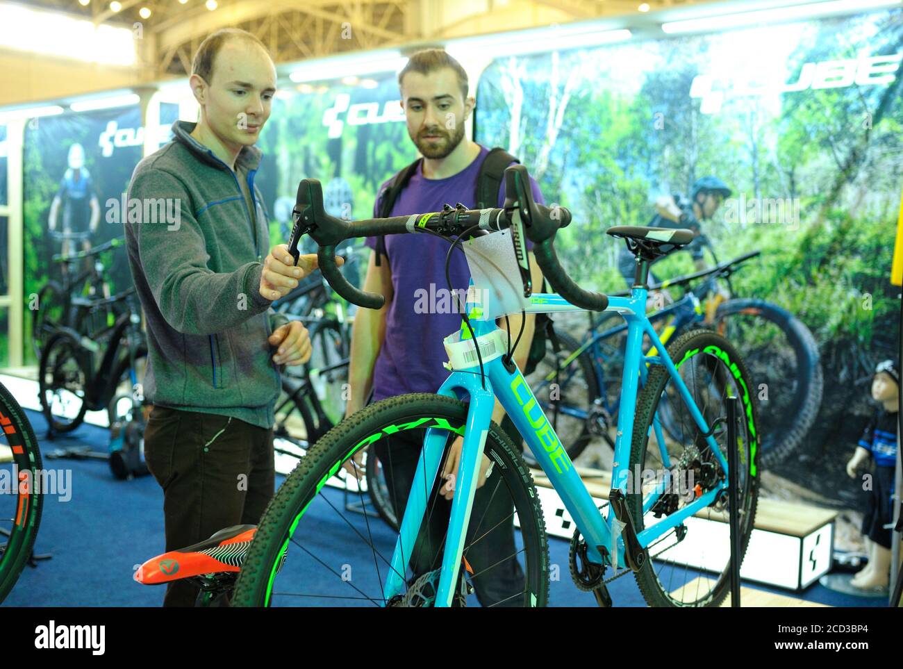 Le vendeur consulte un client au sujet de la bicyclette à la boutique Photo  Stock - Alamy