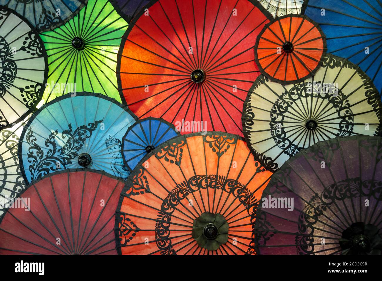 Exposition de parasols colorés en Birmanie, au Myanmar Banque D'Images