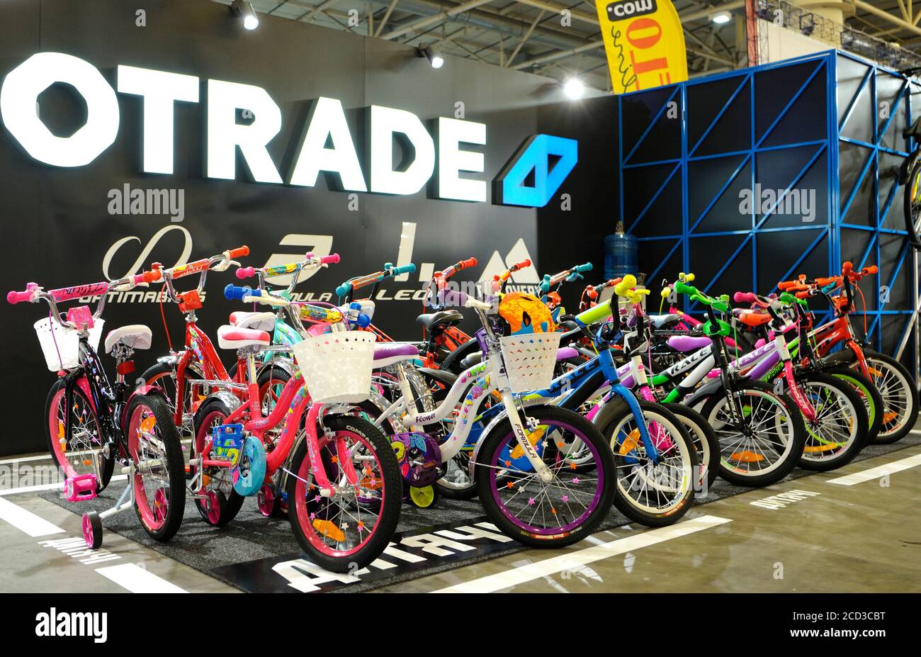 Des vélos pour enfants sont présentés sur un stand lors de la Bike Expo-2019 Banque D'Images