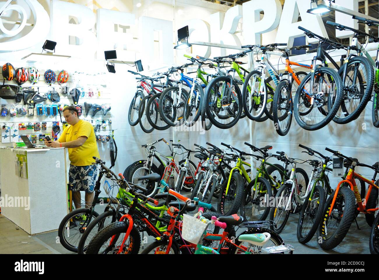 Des vélos pour enfants sont présentés sur un stand lors de la Bike Expo-2019 Banque D'Images