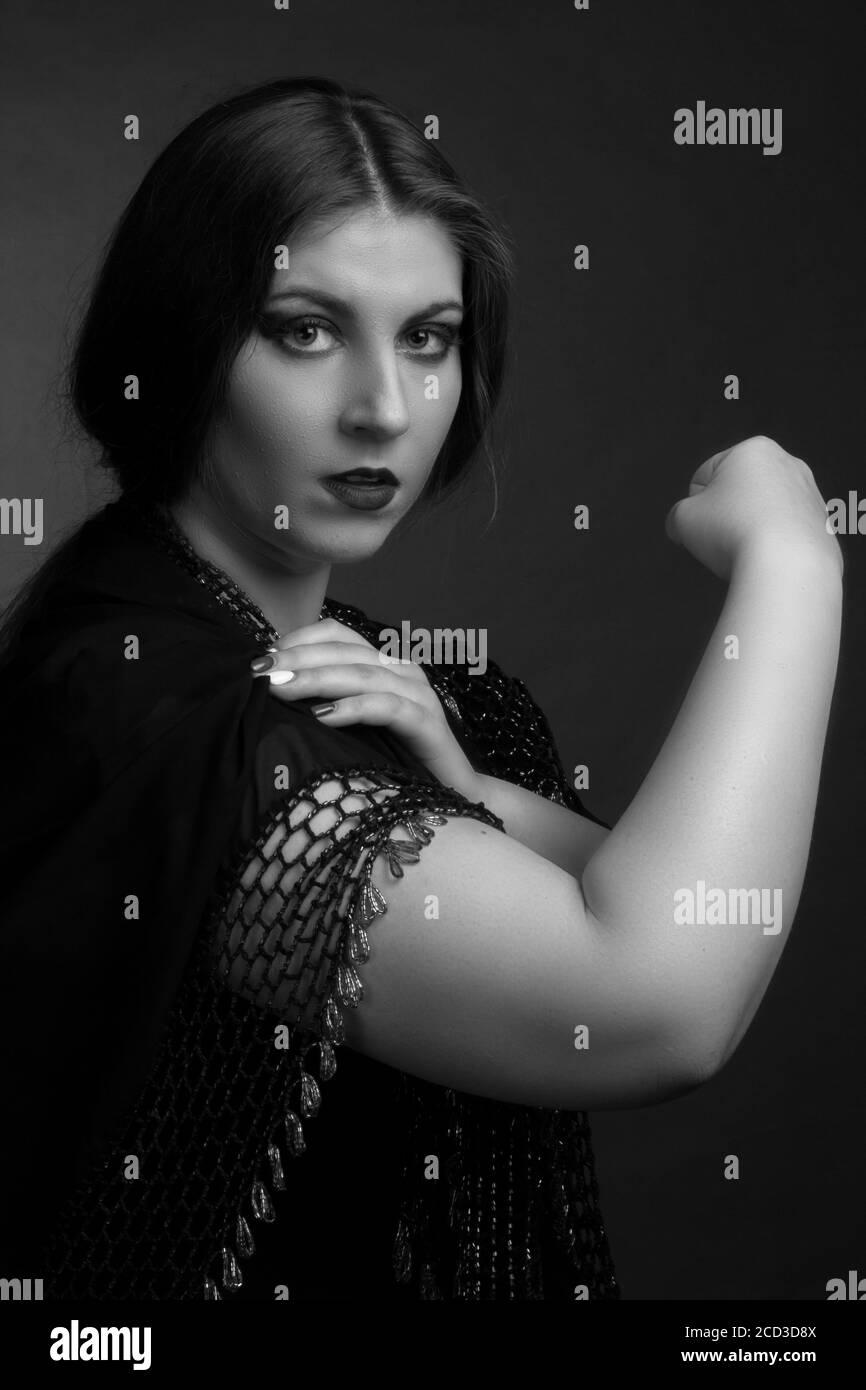portrait noir et blanc d'une femme en surpoids dans un Studio sur fond noir Banque D'Images