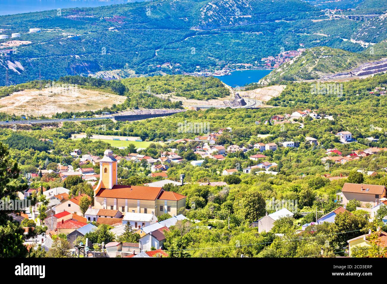 Village de Hreljin au-dessus de la baie de Kvarner vue panoramique, région de Rijeka en Croatie Banque D'Images