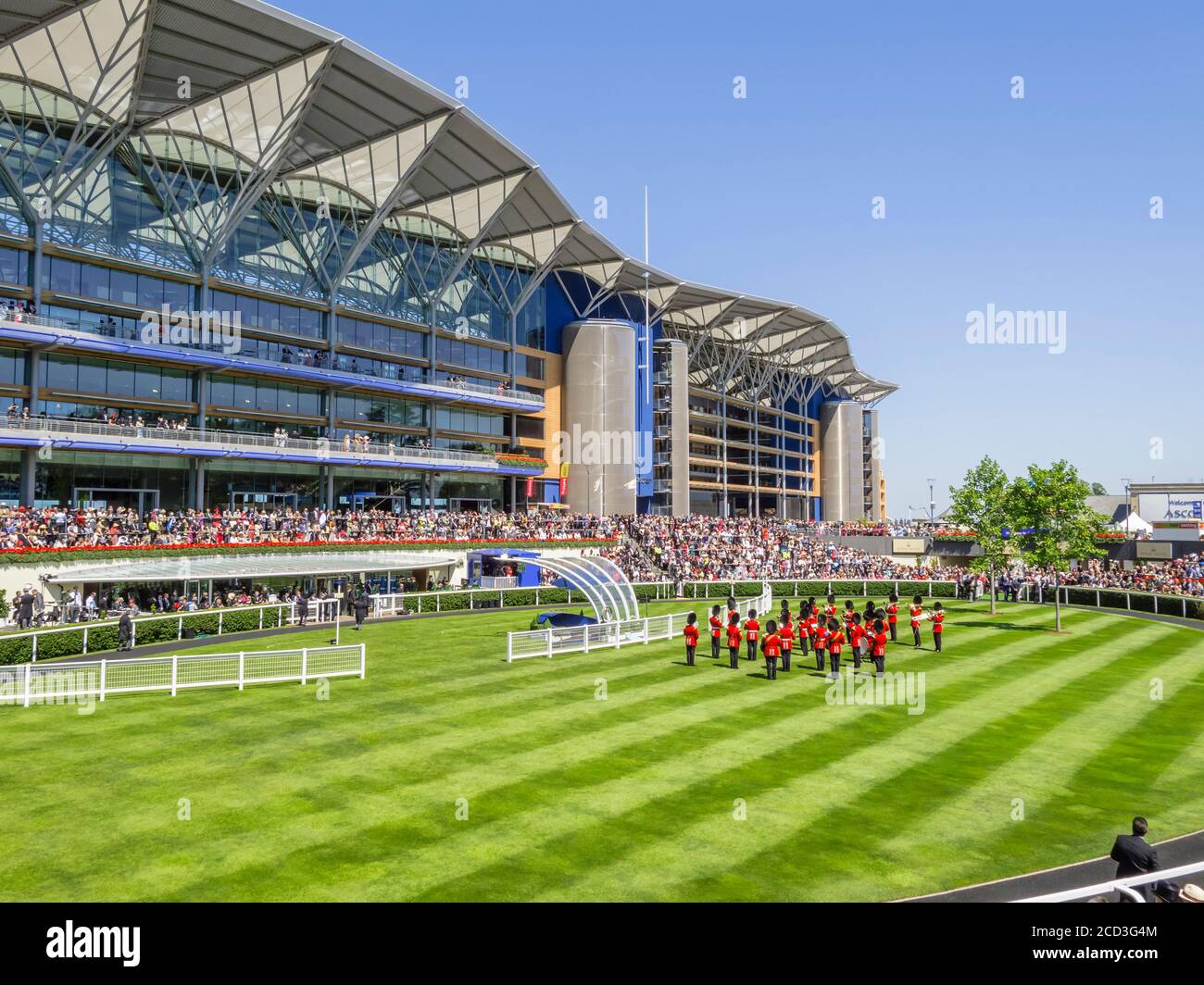 Les Guardmen en uniforme rouge jouent dans l'anneau de Parade et divertissent la foule pendant l'Ascot Royal, Ascot Racecourse, Ascot Berkshire Banque D'Images