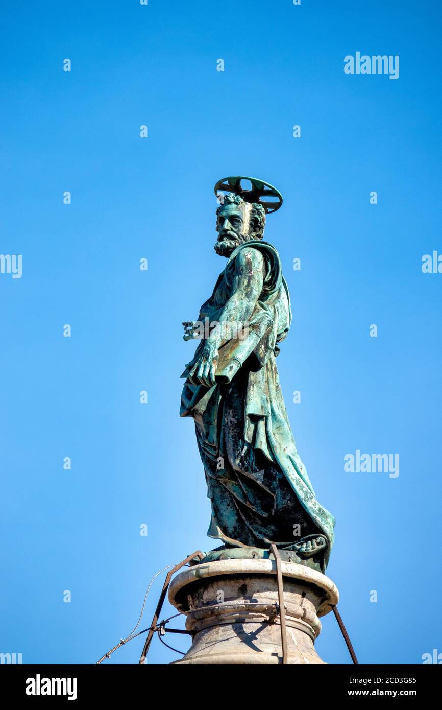 Statue en bronze de Saint Pierre au sommet de la colonne Trajan, Rome, Italie Banque D'Images