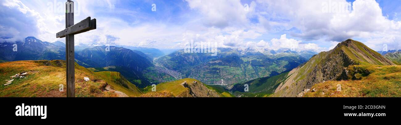 Visp, Suisse: Panorama avec la croix de montagne de la montagne de Foluhorn (2649 m) Banque D'Images