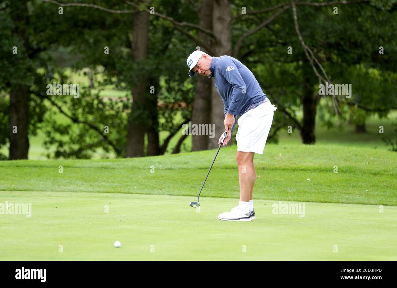 Lee Westwood, d'Angleterre, se fond sur le 1er green lors d'une journée de prévisualisation avant le championnat britannique ISPS HANDA au Belfry, Sutton Coldfield. Banque D'Images