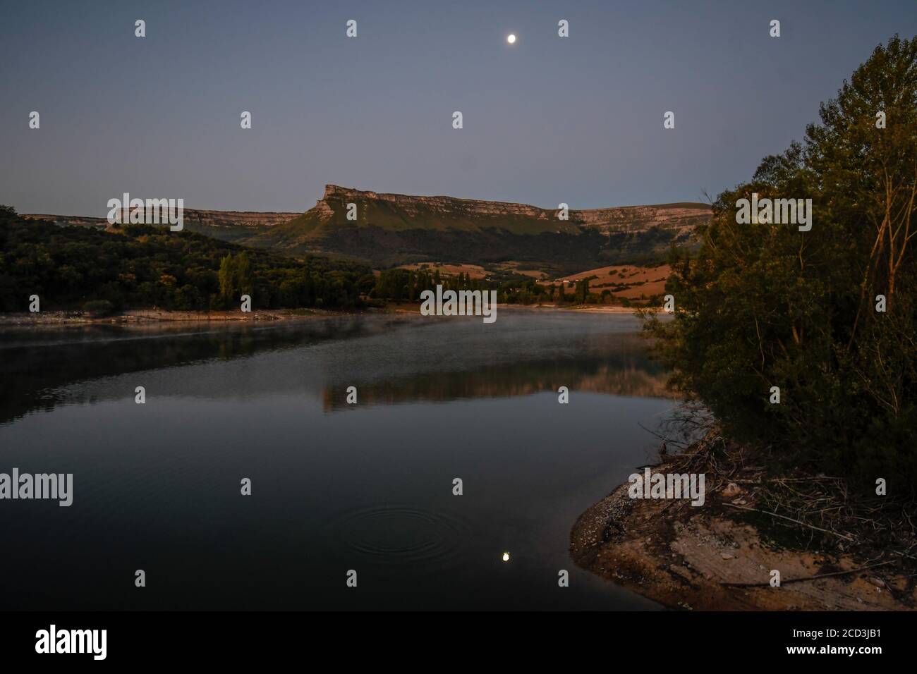 Réservoir de Maroño au lever du soleil avec la Lune en arrière-plan Banque D'Images
