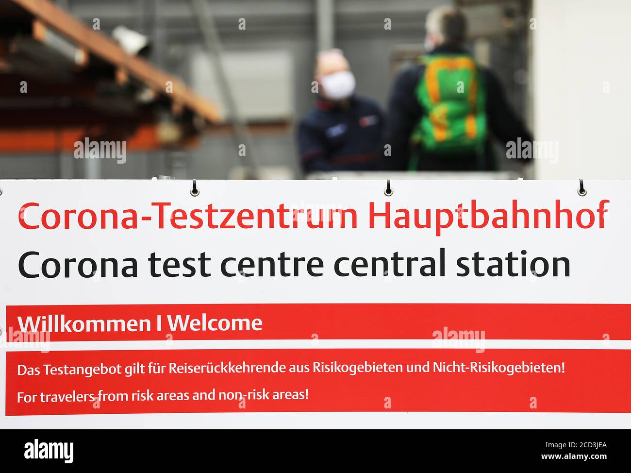 Cologne, Allemagne. 26 août 2020. Il y a un panneau en face du nouveau centre d'essai de Corona à la gare principale. Le centre d'essai est ouvert tous les jours de 07.00 à 23.00 heures et offre à tous ceux qui retournent en Allemagne, c'est-à-dire non seulement les voyageurs ferroviaires, des zones à risque et des zones à risque la possibilité d'être testé gratuitement pour Covid-19. Credit: Oliver Berg/dpa/Alay Live News Banque D'Images