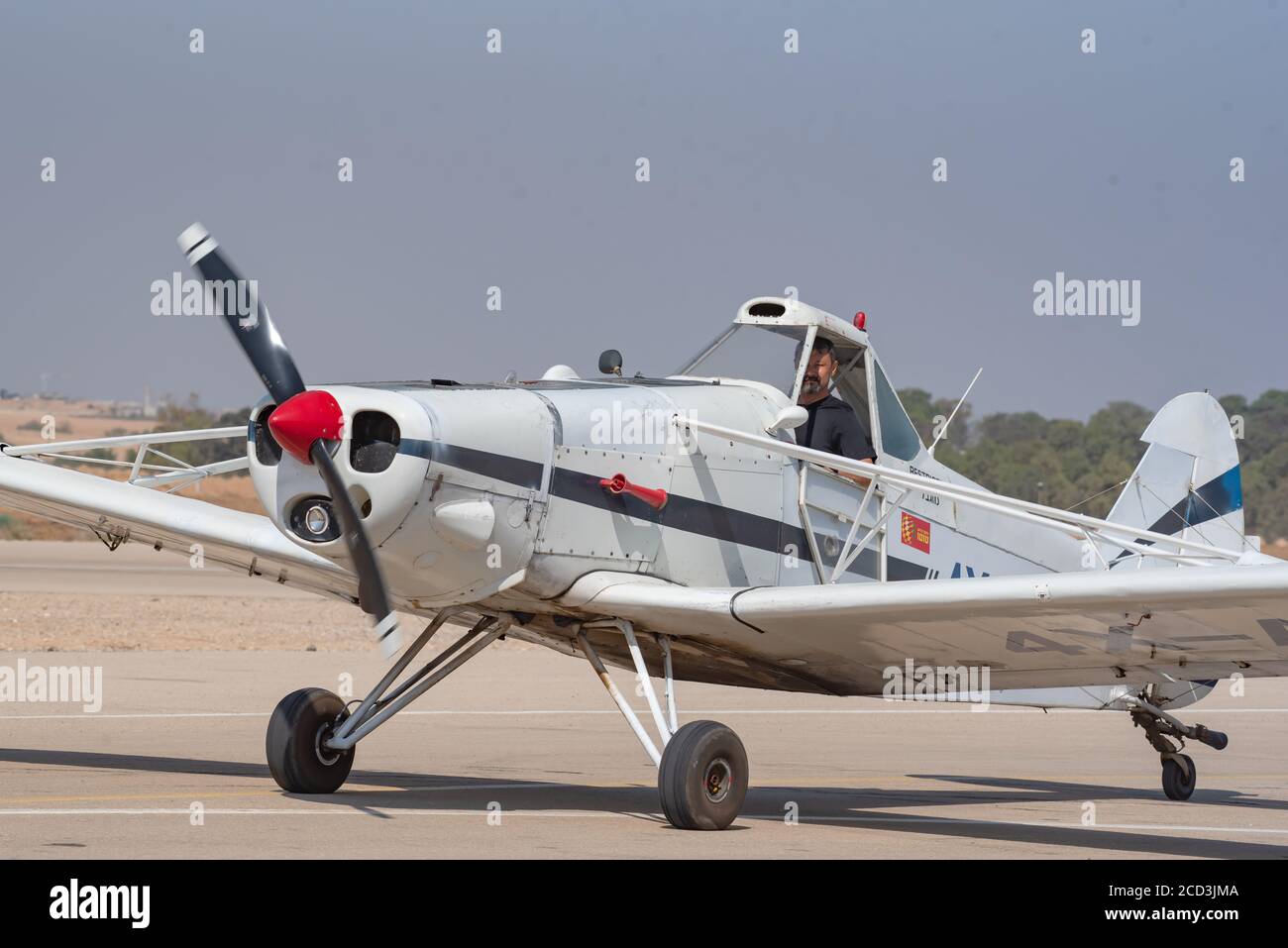 Pilote dans un avion turbopropulseur à siège unique prêt pour le décollage Banque D'Images