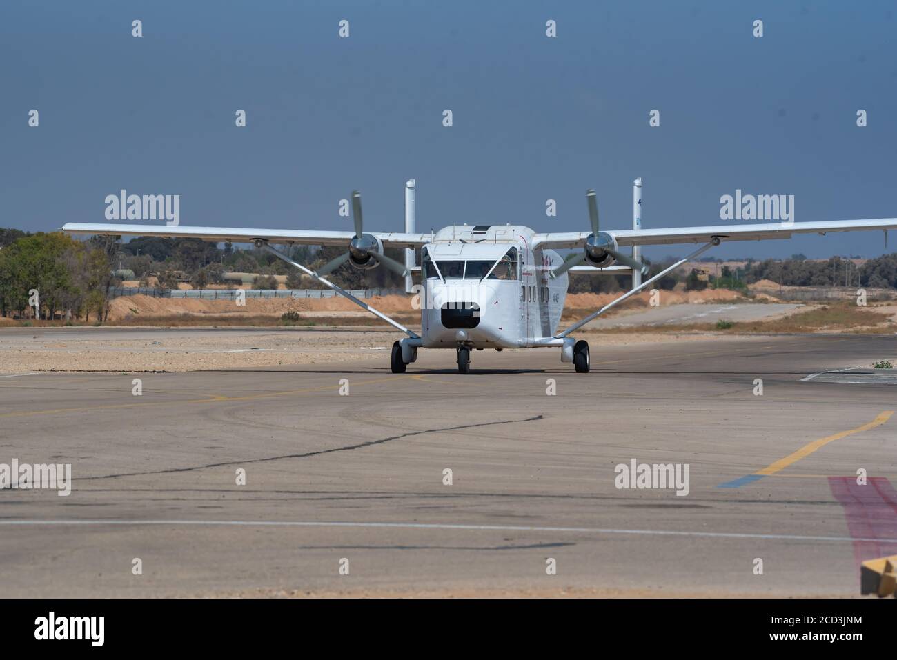 Court avion SC-7 Skyvan 3-100 au décollage avec un groupe de cavaliers à bord. Photographié dans un centre de Skydive en Israël Banque D'Images