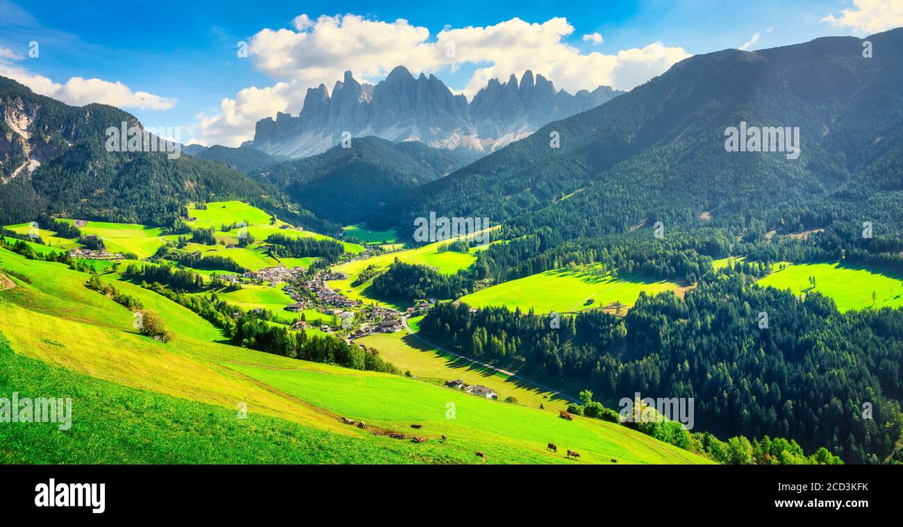 Vue aérienne de la vallée de Funes et Odle montagnes, Dolomites Alpes. Trentin-haut-Adige Sud Tyrol, Italie, Europe Banque D'Images