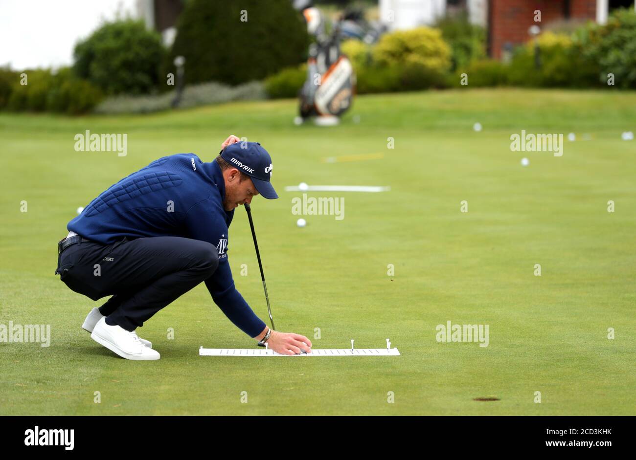 Danny Willett d'Angleterre sur le green d'entraînement lors d'une journée de prévisualisation avant le championnat ISPS HANDA UK au Belfry, Sutton Coldfield. Banque D'Images