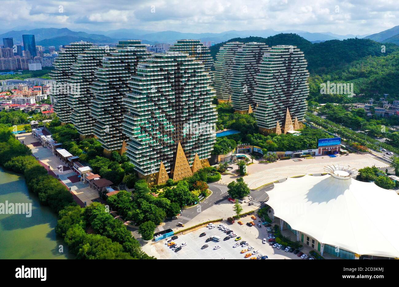 Une vue aérienne du Beauty Crown Hotel, qui ressemble à neuf arbres énormes du jeu d'ordinateur Minecraft, attirant l'attention des touristes et s'asseoir Banque D'Images