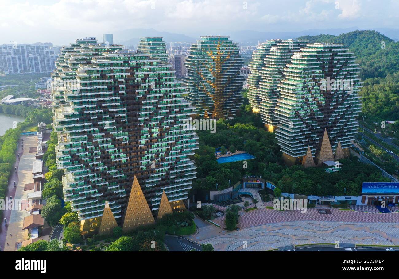 Une vue aérienne du Beauty Crown Hotel, qui ressemble à neuf arbres énormes du jeu d'ordinateur Minecraft, attirant l'attention des touristes et s'asseoir Banque D'Images