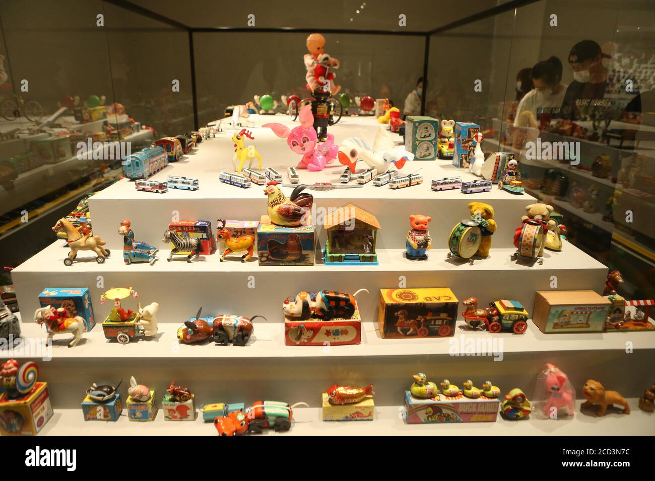 Les jouets joués par les Chinois de la période de la République de Chine  jusqu'aux années 2000 sont exposés à la plus grande exposition de jouets à  Shanghai, en Chine, du 4