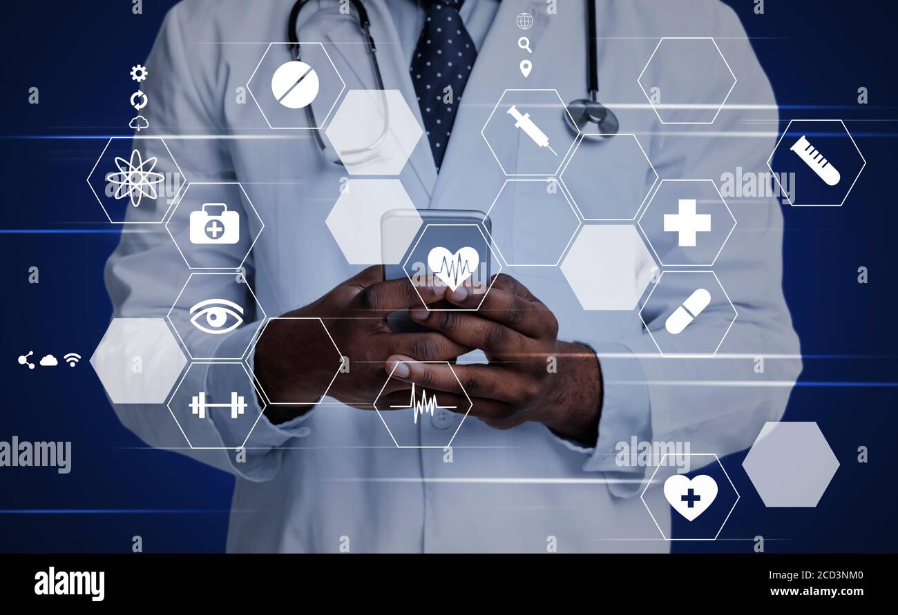 Technologies médicales modernes. Les icônes Digital Med ont été superposées sur Black Doctor à l'aide d'un smartphone Banque D'Images