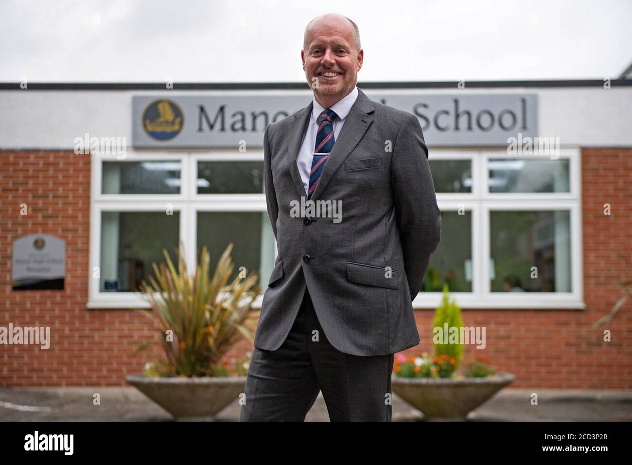 Le directeur de l'école Liam Powell à l'extérieur de Manor High School à Oadby, Leicestershire, actuellement l'école a adopté une politique volontaire en ce qui concerne les élèves portant des couvertures de visage. Banque D'Images