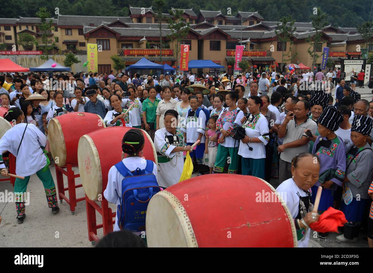 Les gens participent à la compétition de drum au Festival de la chanson folklorique double six qui a eu lieu dans le comté autonome de Chengbu Miao, dans la province de Hunan, au centre de la Chine, le 26 juillet Banque D'Images