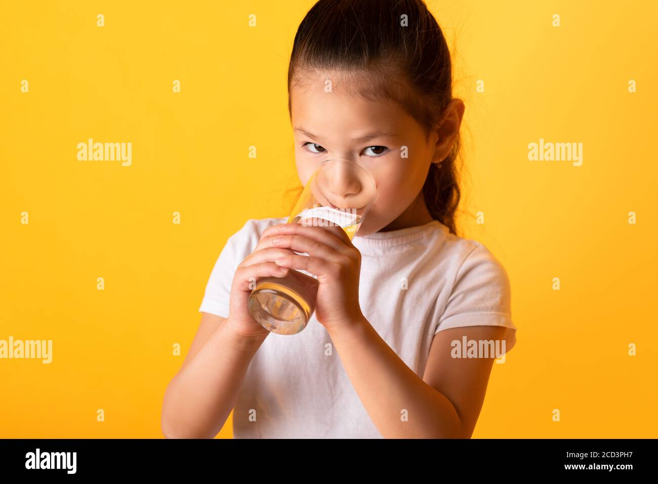 Portrait d'un enfant asiatique qui boit de l'eau douce Banque D'Images