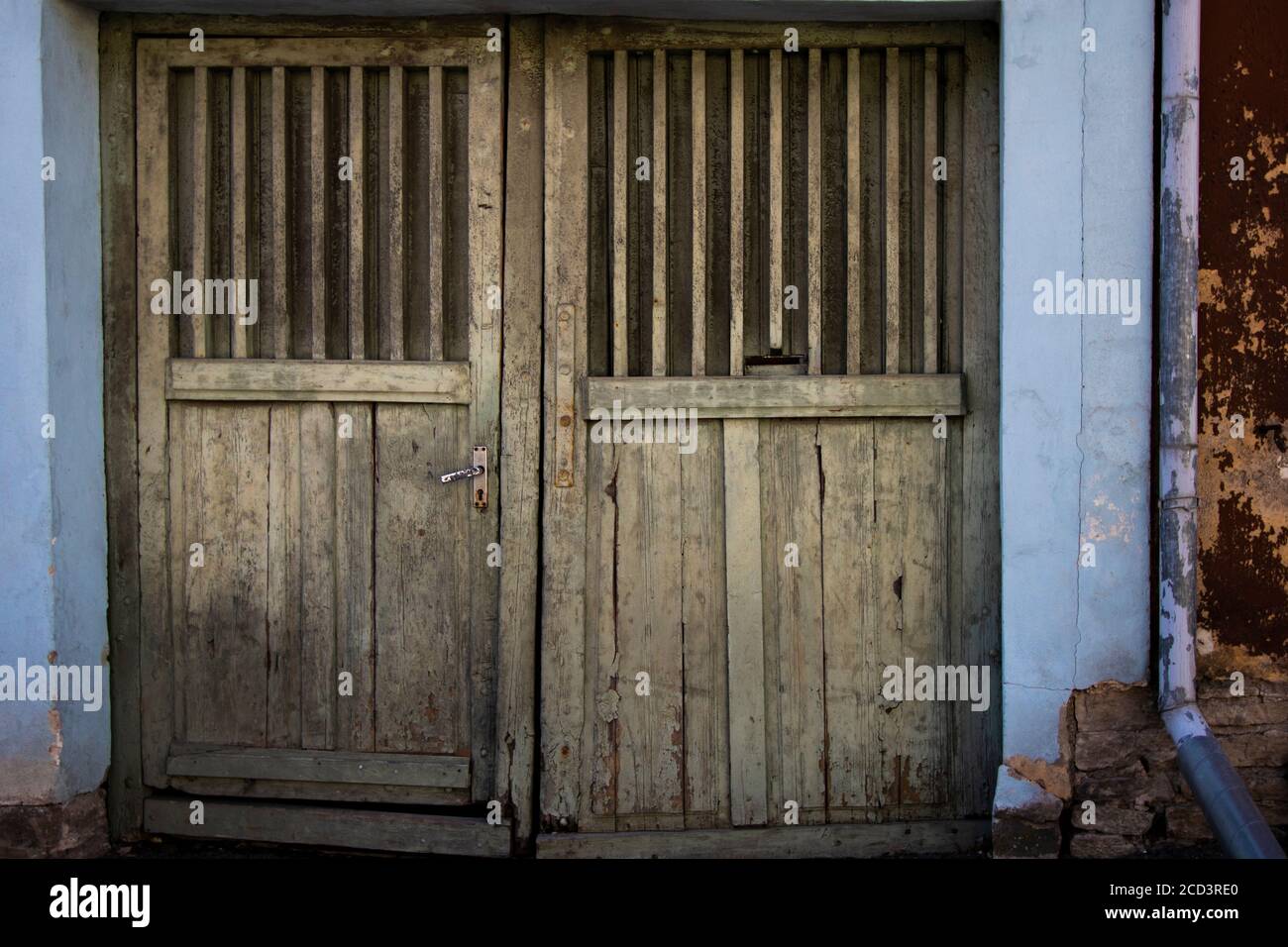 Ancienne porte en bois menant au garage ou à la cour Banque D'Images Ancienne porte en bois menant au garage ou à la cour Banque D'Images