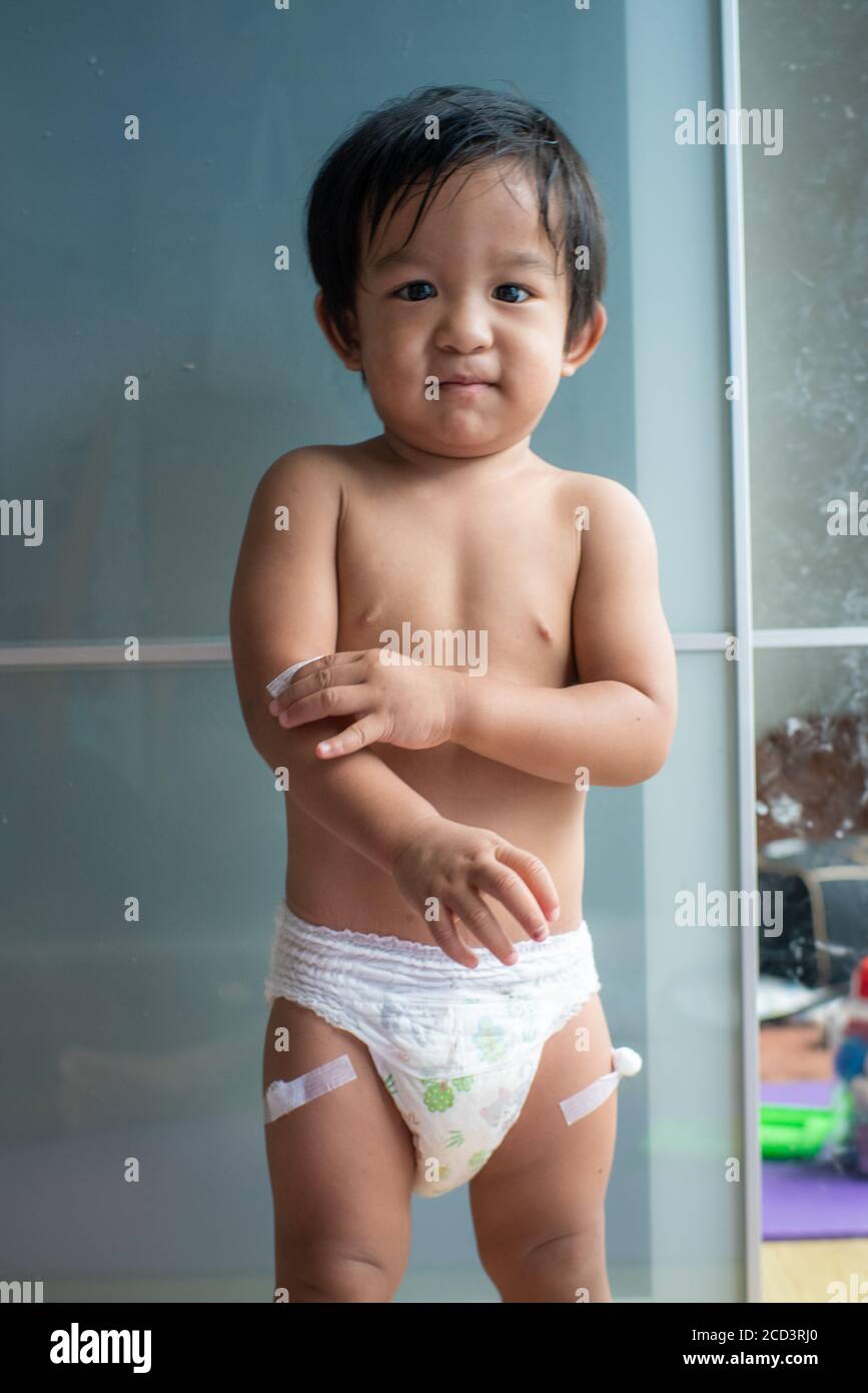 Bébé garçon heureux après injection vaccinant à l'hôpital porter couche,  concept de garçon sain Photo Stock - Alamy