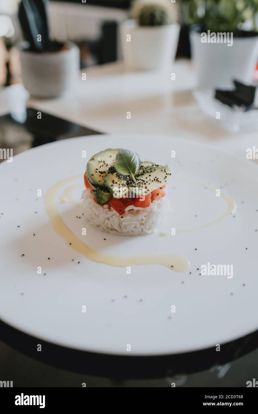 Gros plan de sushi en grand angle sur une assiette blanche. Banque D'Images