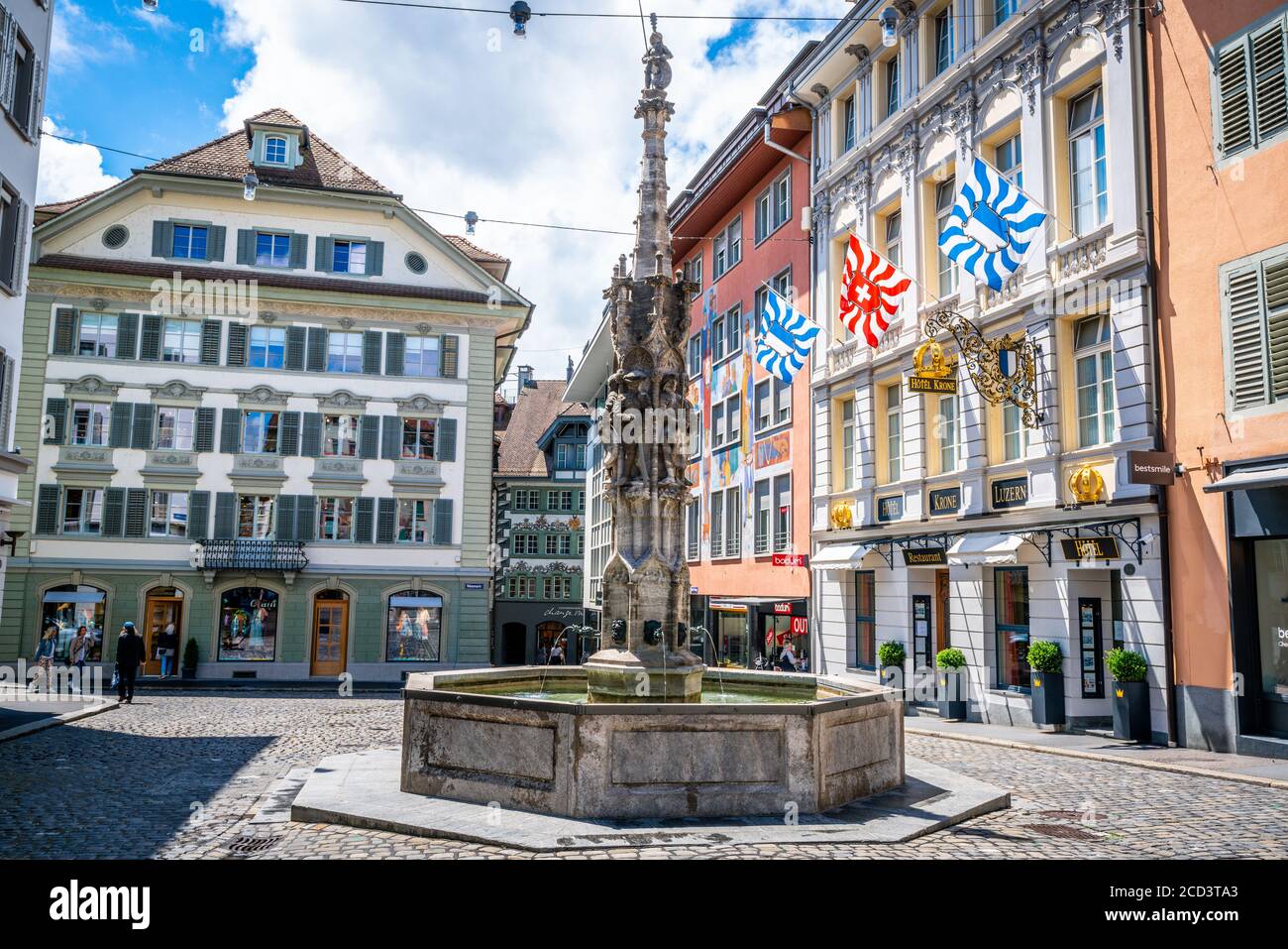 Lucerne Suisse , 29 juin 2020 : vue sur la rue de la vieille ville de Lucerne avec place Weinmarkt et fontaine de l'hôtel Krone à Lucerne Suisse Banque D'Images