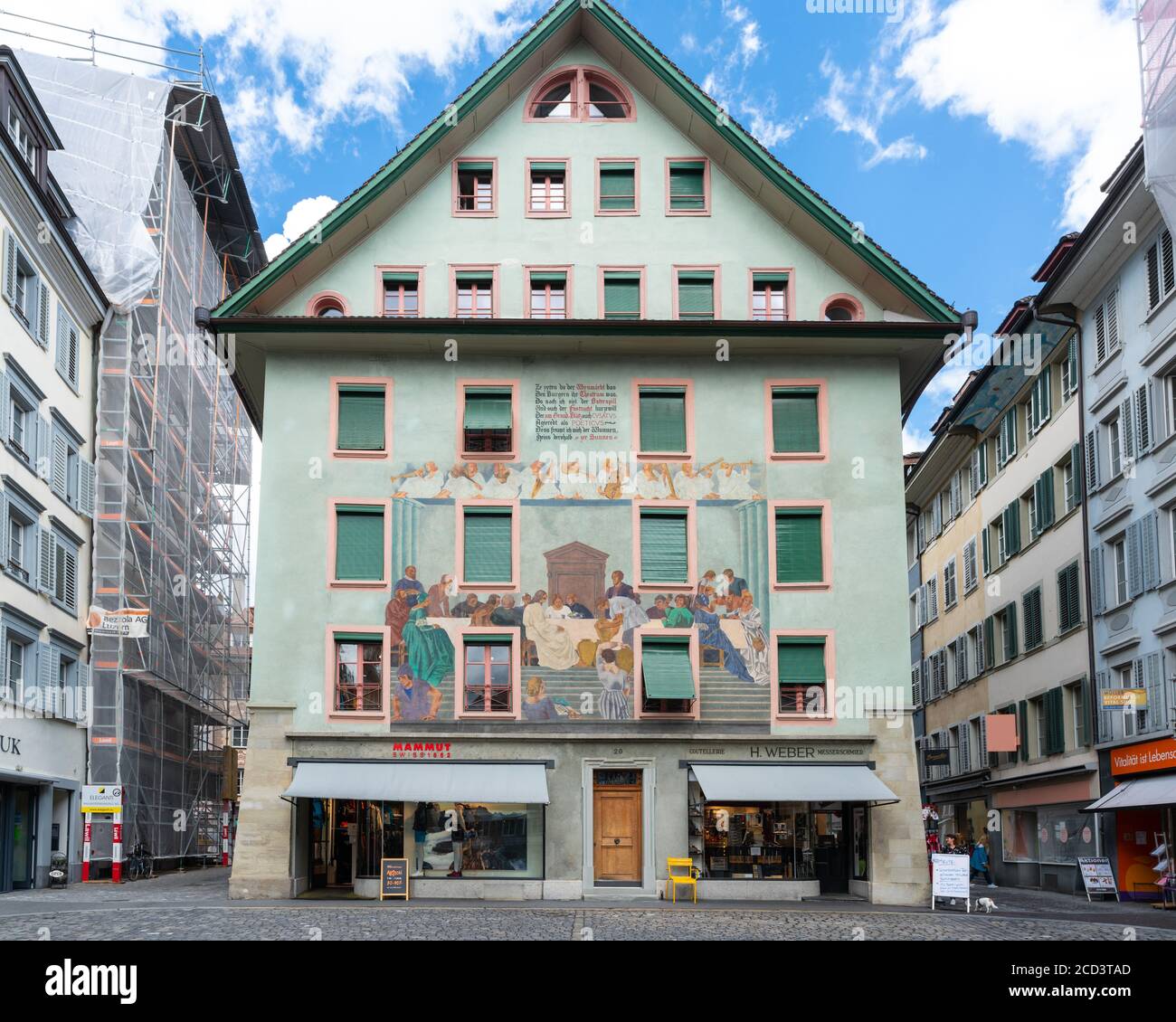 Lucerne Suisse , 29 juin 2020 : façade d'une ancienne maison peinte et colorée sur la place Weinmarkt dans la vieille ville de Lucerne Suisse Banque D'Images