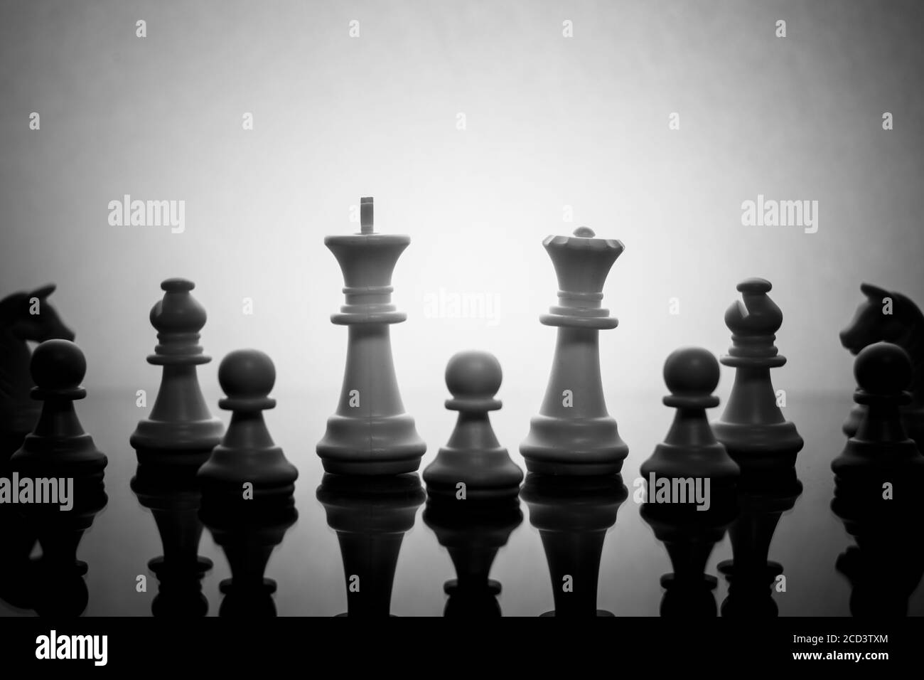 Le roi d'un jeu d'échecs isolé sur fond blanc, symbole d'un chef de Banque D'Images